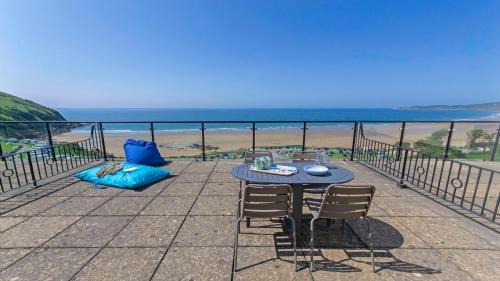 Putsborough Apartamento | Clifton Court Apt 16 with Indoor Heated Pool & Sea Views