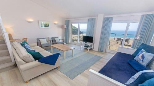 Putsborough Apartamento | Clifton Court Apt 16 with Indoor Heated Pool & Sea Views