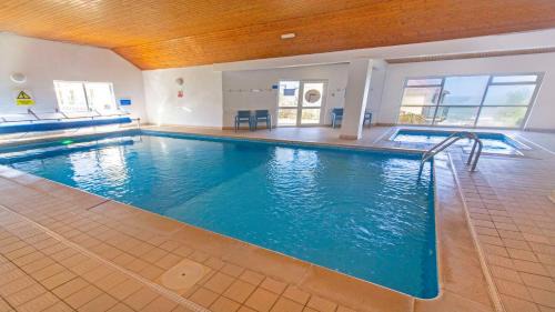 Putsborough Apartamento | Clifton Court Apt 16 with Indoor Heated Pool & Sea Views
