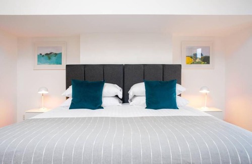 Clifton Casa | Clifton Jewel - 4 bed townhouse with parking. MyCityHaven