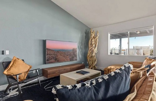 Panorama Heights Casa | Climbing and Art Rooms, Walk to JTNP, Cowboy Pool, Hot Tub-Climbers Paradise