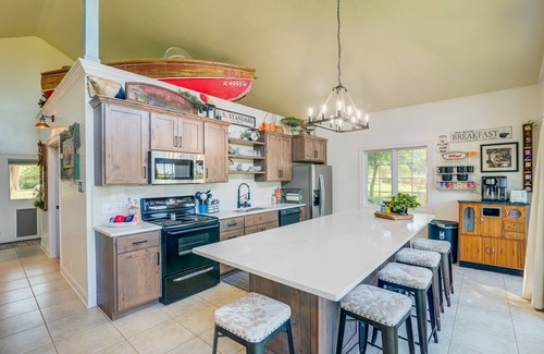 Lane Cabaña | Clinton Lake Vacation Rentals.Charlie’s Lakeside Cottage!! Beautiful lake views!
