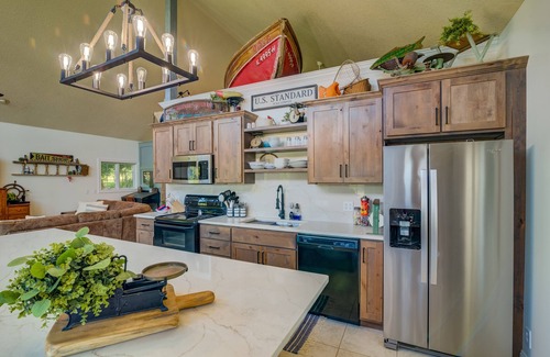 Lane Cabaña | Clinton Lake Vacation Rentals.Charlie’s Lakeside Cottage!! Beautiful lake views!