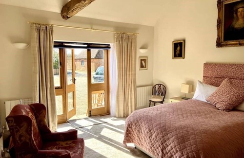 Kingwood Casa | Clock Tower - 2 Bed Pretty Unique Barn with Indoor Pool