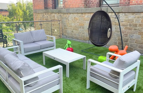 Sheffield Apartamento | Clock Tower Apt with Terrace & Parking
