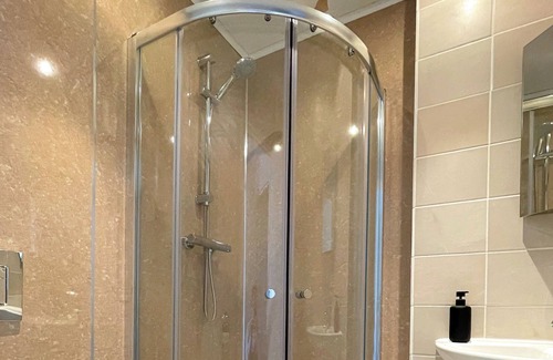 Sheffield Apartamento | Clock Tower Apt with Terrace & Parking