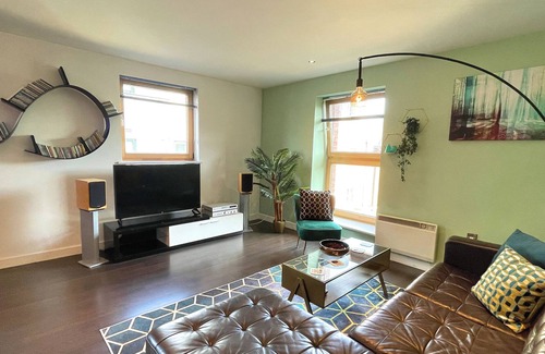 Sheffield Apartamento | Clock Tower Apt with Terrace & Parking