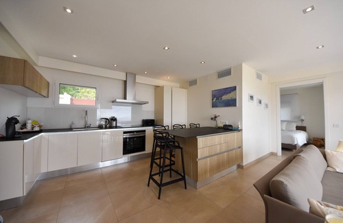 Vallauris Apartamento | Clos des Iles: Peaceful haven with sea view, 10 minutes from the Palais