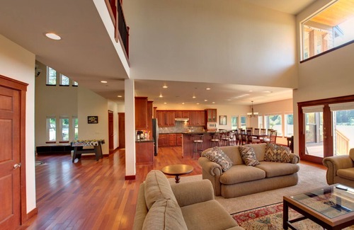 Renton Casa | Close-in Beautiful Retreat: Gran entorno privado frente al lago, estilo Lodge