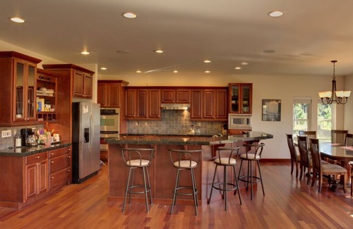 Renton Casa | Close-in Beautiful Retreat: Gran entorno privado frente al lago, estilo Lodge