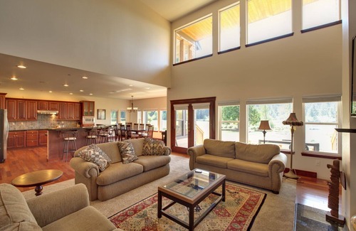 Renton Casa | Close-in Beautiful Retreat: Gran entorno privado frente al lago, estilo Lodge