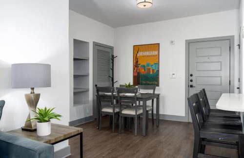 Crestline Heights Apartamento | Close to 280 shops restaurants Grandview Med Ctr