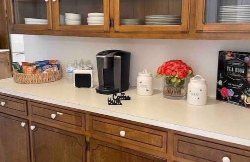 Hidden Creek Casa | Close to 6 Flags Airport & Downtown 3BR sleeps 10