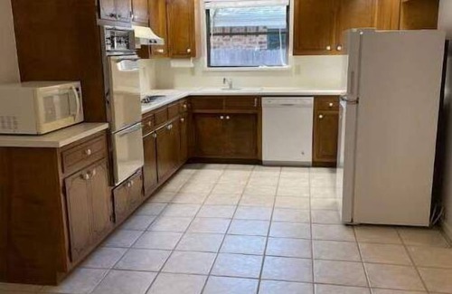 Hidden Creek Casa | Close to 6 Flags Airport & Downtown 3BR sleeps 10