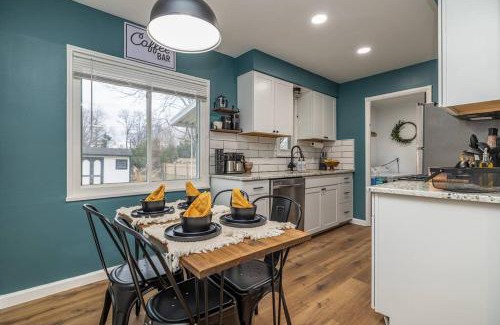 Cleveland Casa | Close to airport* Pets*Fenced yard*A/C & Fast WIFI