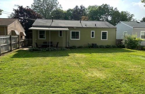 Cleveland Casa | Close to airport* Pets*Fenced yard*A/C & Fast WIFI
