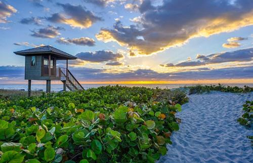 Delray Beach Casa | Close to Atlantic Ave, Beach! Hot Tub-5 Beds-King
