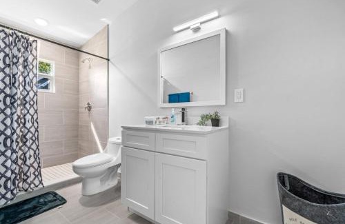 Delray Beach Casa | Close to Atlantic Ave, Beach! Hot Tub-5 Beds-King