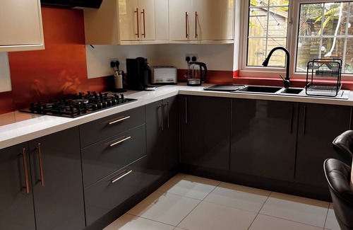 West Parley Casa | Close to Beaches and the New Forest - 4 bedroom house - pet and child friendly