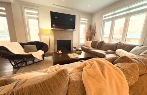 Meaford Casa | Close to Blue Mountain Sleeps 8+