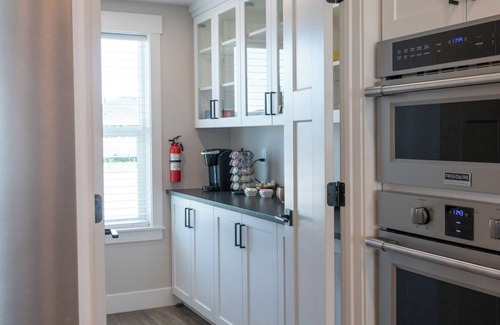 Sugar City Otro | Close to BYU-I and Yellowstone New Modern Farmhouse in a Family Neighborhood.