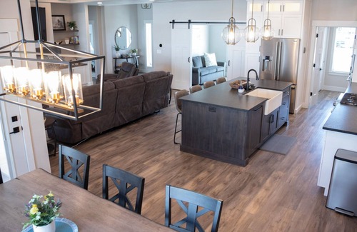 Sugar City Otro | Close to BYU-I and Yellowstone New Modern Farmhouse in a Family Neighborhood.