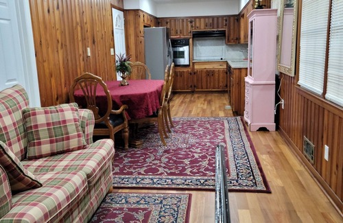 North Decatur Casa | CLOSE to CDC, VA & EMORY Private Room with Shared bath bath