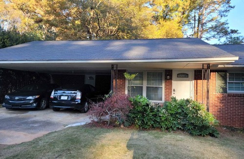 North Decatur Casa | CLOSE to CDC, VA & EMORY Private Room with Shared bath bath