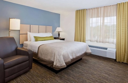 Ashley Oaks Hotel | Close to Concord Park! Pet-friendly Suite with Private Kitchen! Parking, Gazebo!