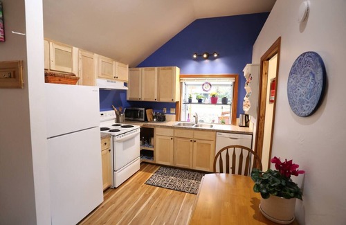 West Eugene Apartamento | Close to Downtown! Arty & Cozy. Comfortable bed.