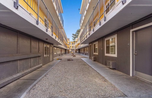 Sunrise Manor Apartamento | CLOSE TO DOWNTOWN & EASY ACCESS TO THE FREEWAY, STOP BY TODAY & ENJOY YOUR STAY.