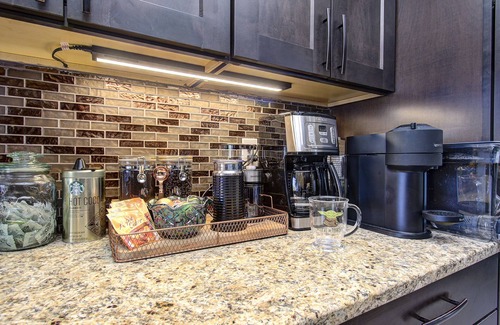 Northwest Vancouver Casa | Close to Downtown*Luxe-Beautiful Shower-Pets!