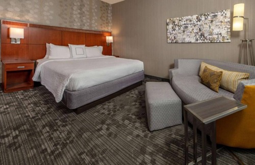 Newark Hotel | Close to Downtown Wilmington and the University of Delaware! FREE Parking, Pool!