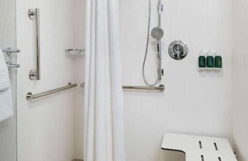 Newark Hotel | Close to Downtown Wilmington and the University of Delaware! FREE Parking, Pool!