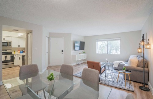 Cox Heights Apartamento | One-of-a-Kind Spot | Pool, Gym, Parking, Sleeps 8