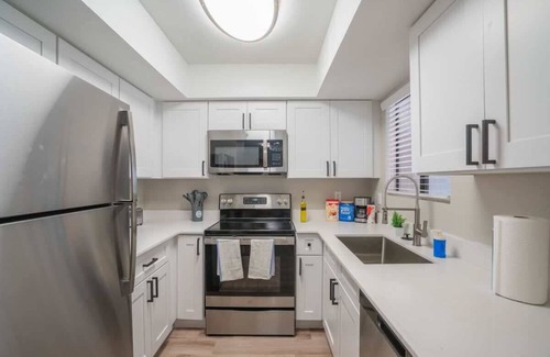 Cox Heights Apartamento | One-of-a-Kind Spot | Pool, Gym, Parking, Sleeps 8