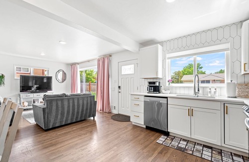 Northglenn Casa | Close to DTC & Mtns/Historic Updated/WiFi/AC/Pet Friendly/Family Friendly