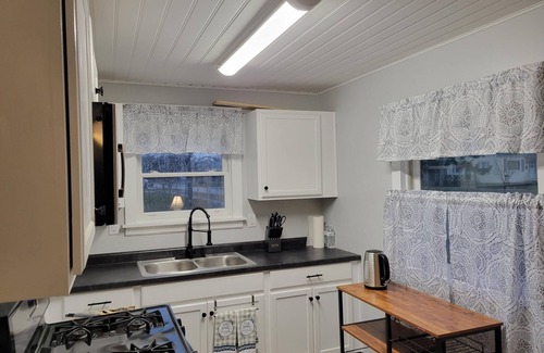 Conneaut Casa | Close to entrance to township park, Lake Erie, boat docks