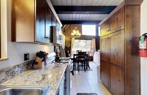 Upper Moonridge Cabina | Cerca de todo! Pueblo / Esquí / Trineo, Jacuzzi, Wifi, Roku, Limpio, ¡Propietario administrado!