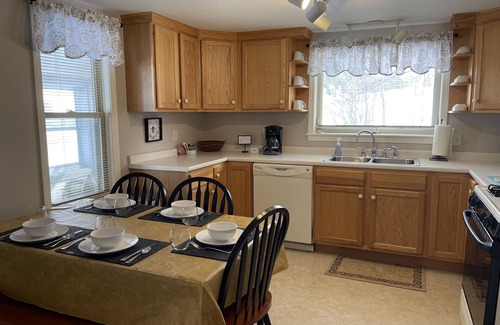 Rangeley Cabaña | Close to Everything, Cozy Cottage for up to 6, Cleanest in Rangeley!