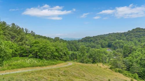 Grassy Creek Casa | Close to Grayson Highlands, Outdoor Fireplaces, Sleeps 11, Dogs Welcome