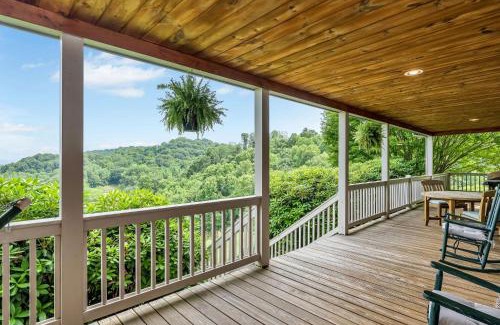 Grassy Creek Casa | Close to Grayson Highlands, Outdoor Fireplaces, Sleeps 11, Dogs Welcome