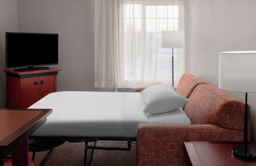 Downtown Hotel | Close to Heritage Theatre! Full Kitchen, Free Parking Onsite! Pets Allowed