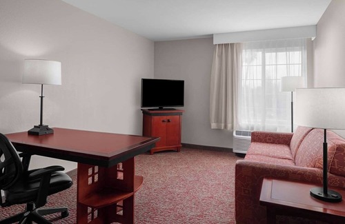Downtown Hotel | Close to Heritage Theatre! Full Kitchen, Free Parking Onsite! Pets Allowed