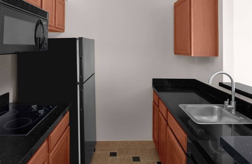 Downtown Hotel | Close to Heritage Theatre! Full Kitchen, Free Parking Onsite! Pets Allowed