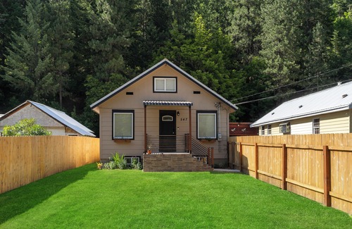 Wallace Casa | Close to Hiawatha Tr. and Skiing w/ HOT TUB