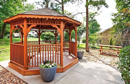 Ashley Oaks Casa | Close to ICEARIUM! Pets are Welcome! FREE Parking, Gazebo, BBQ Facility Onsite!
