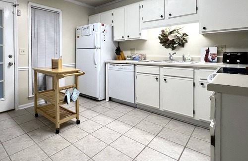 Auburn Condominio | Close to it all. 1.5 blocks to Stadium! 2BR/2BA + RESERVED PARKING