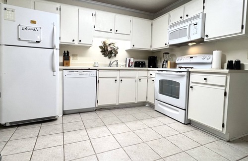 Auburn Condominio | Close to it all. 1.5 blocks to Stadium! 2BR/2BA + RESERVED PARKING