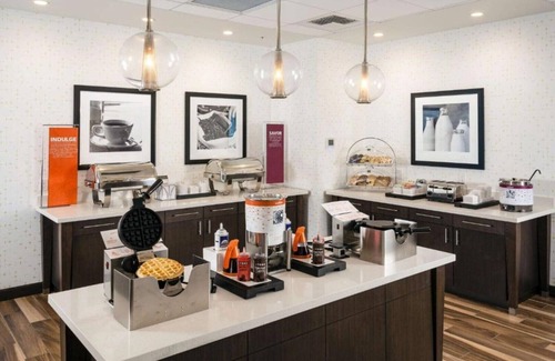Maple Leaf Casa | CLOSE TO KRAKEN COMMUNITY ICEPLEX